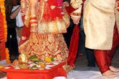 उज्जैन में बिजली गुल होने पर बदल गईं दुल्हनें:फेरे के समय चेहरा दिखा,