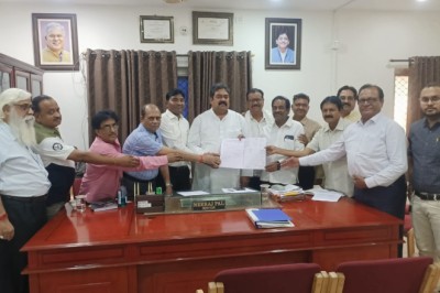 भिलाई स्टील सिटी चेंबर ऑफ कॉमर्स के पदाधिकारियों ने महापौर नीरज पाल और आयुक्त प्रकाश सर्वे को सौंपा विभिन्न मांगों के लिए ज्ञापन,
