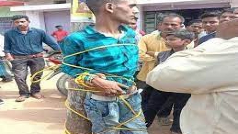 युवक की खंभे से बांधकर बेदम पिटाई:दुकान से चोरी करते रंगेहाथों पकड़ाया