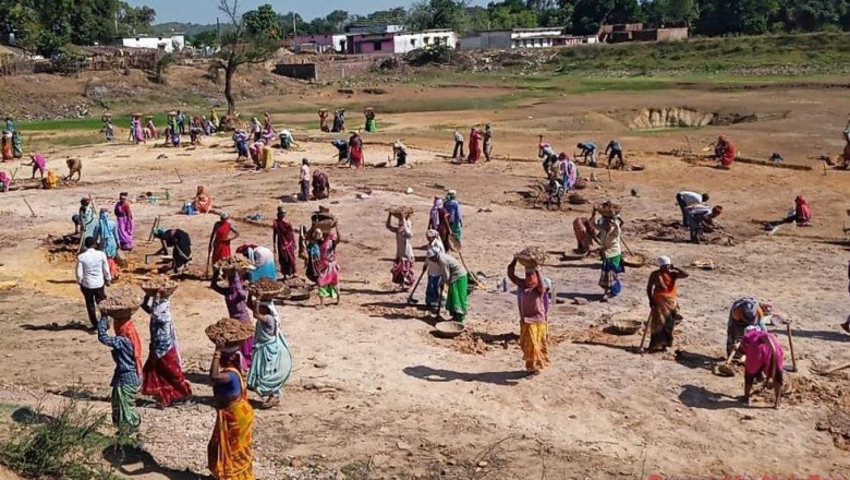 महात्मा गांधी राष्ट्रीय ग्रामीण रोजगार गारंटी योजना अंतर्गत प्रदेश में राजनांदगांव जिले में सर्वाधिक श्रमिकों को रोजगार दिया गया है।
