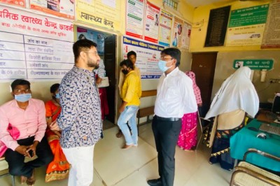 शहरी स्वास्थ्य केंद्र छावनी का आयुक्त ने किया निरीक्षण, मरीजों से लिया फीडबैक -मोबाइल मेडिकल कैम्प का निरीक्षण कर मरीजों से पूछा मिलने वाली सुविधाएं