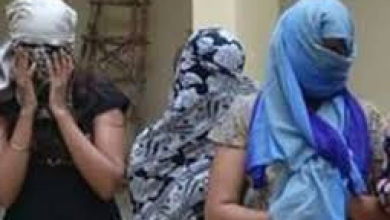 SEX RACKET : थाने के पास चल रहा था देह व्यापार, होटल मालिक पत्नी के साथ कर रहा था संचालन, 11 लड़कियों समेत 23 लोग रंगे हाथ गिरफ्तार
