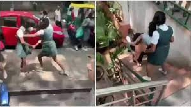 स्कूल की लड़कियां बीच सड़क पर लड़ने लगी, बीच बचाव में आए पैरेंट्स पर भी चले डंडे…
