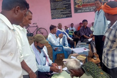 खाद वितरण : बिरुटोला में  किसानो को  खाद वितरण  किया गया