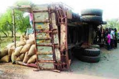 बिलासपुर में एक्सीडेंट के बाद 982 बोरी चना ले उड़े लोग;