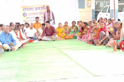 जनपद पंचायत छुरिया में सरपंचों का एक दिवसीय धरना :  मनरेगा की लगभग चार करोड़ की राशि लंबित कर्ज में डूबे सरपंच