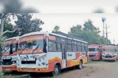 भोपाल में बड़ा हादसा टला:खंबे से टकराई सिटी बस, 'U' शेप में बदला;