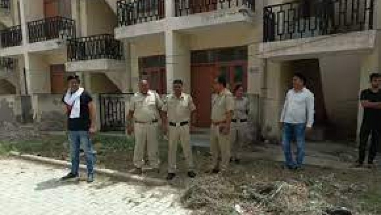 फ्लैट में एक युवती ने फंदा लगाकर की आत्महत्या