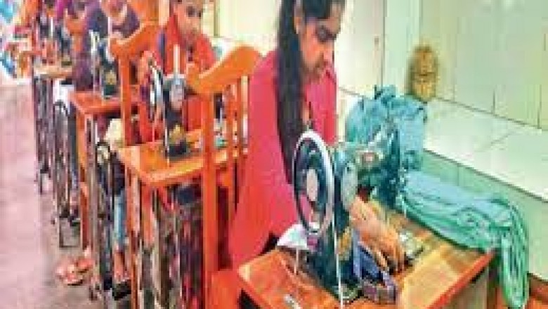 पर्यावरण के लिए अनूठा प्रयास:कॉलेज में फटे-पुराने कपड़ों से सिले जा रहे;