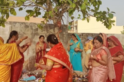 वट सावित्री: पति की दीर्घायु के लिए महिलाओं ने रखा व्रत, बरगद पेड़ के नीचे की पूजा-अर्चना