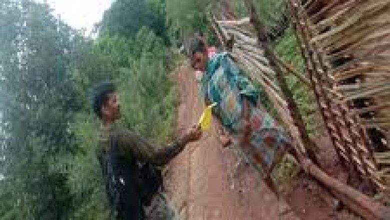 महिला अपने परिवार के साथ पुलिस थाना पहुंची अस्थियां लेकर
