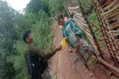 महिला अपने परिवार के साथ पुलिस थाना पहुंची अस्थियां लेकर