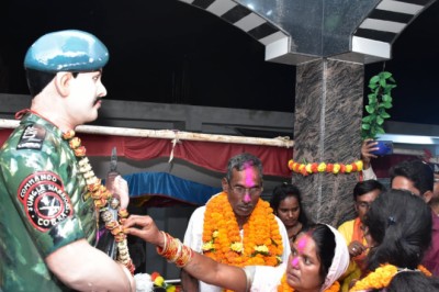 ग्राम जंगलपुर में शहीद पूर्णानंद साहू को जिला प्रशासन के अधिकारियों एवं ग्रामवासियों ने पुष्पचक्र अर्पित कर श्रद्धांजलि दी