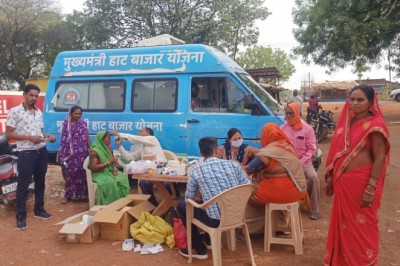 मुख्यमंत्री हाट बाजार क्लिनिक बनी ग्रामीणों के लिए वरदान : 2 लाख 20 हजार 509 व्यक्ति चिकित्सा सुविधा से हुए लाभान्वित