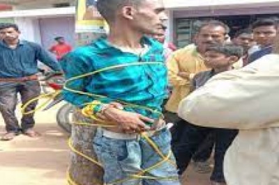 दुकान से चोरी करते रंगेहाथों पकड़ाया तो लोगों ने मिलकर लात घूंसों से पीटा