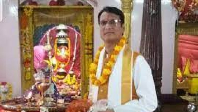 रायपुर की पुजारी की अभद्र टिपण्णी पर मचा बवाल : भड़के लोगों ने घेरा थाना तो हुआ गिरफ्तार