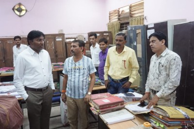 बिना सक्षम स्वीकृति के कार्यालय में अनुपस्थित कर्मचारियों को निरीक्षण के दौरान निगम आयुक्त प्रकाश सर्वे ने थमाया नोटिस