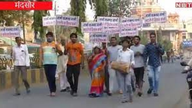गुना-आरोन रोड पर बस स्टॉप से नहीं हटे विधायक, CM के फोटो; नहीं हो पाई संपत्ति विरूपण की कार्यवाई