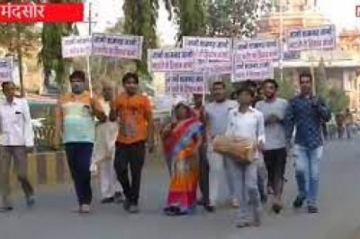 गुना-आरोन रोड पर बस स्टॉप से नहीं हटे विधायक, CM के फोटो; नहीं हो पाई संपत्ति विरूपण की कार्यवाई