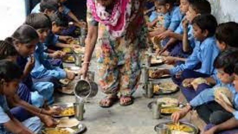 मिड-डे मील खाकर 11 आदिवासी बच्चे बीमार:उल्टी-दस्त से बेहोश,अस्पताल में कराया गया भर्ती