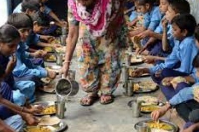 मिड-डे मील खाकर 11 आदिवासी बच्चे बीमार:उल्टी-दस्त से बेहोश,अस्पताल में कराया गया भर्ती