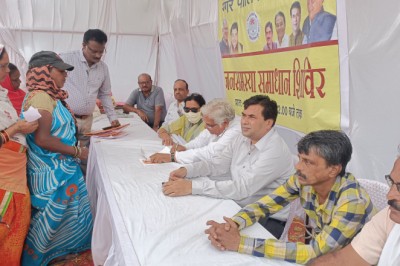 भारी गर्मी  में विधायक, महापौर ने पार्षद के साथ मोटर साइकल में धुमकर देखी लोगो की समस्या