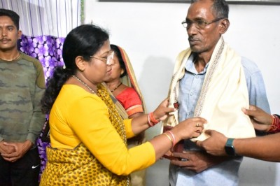 शौर्य चक्र विभूषित शहीद पूर्णानंद साहू के परिजनों का किया महापौर हेमा सुदेश ने घर जाकर सम्मान