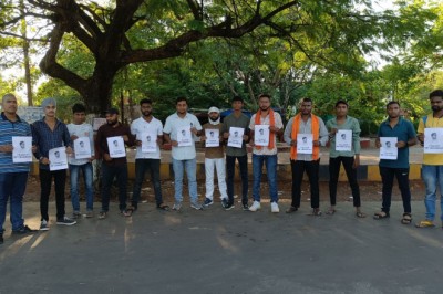 ओपी चौधरी के खिलाफ एफ आई आर मामला : विरोध में भाजपा समर्थको द्वारा मानव श्रृंखला बनाकर दिया समर्थन