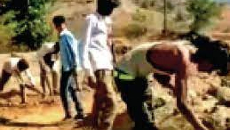 110 ग्रामीणों ने श्रमदान कर बना डाली 200 मीटर लंबी सड़क 2 किसानों ने अपनी जमीन दी: