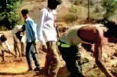 110 ग्रामीणों ने श्रमदान कर बना डाली 200 मीटर लंबी सड़क 2 किसानों ने अपनी जमीन दी: