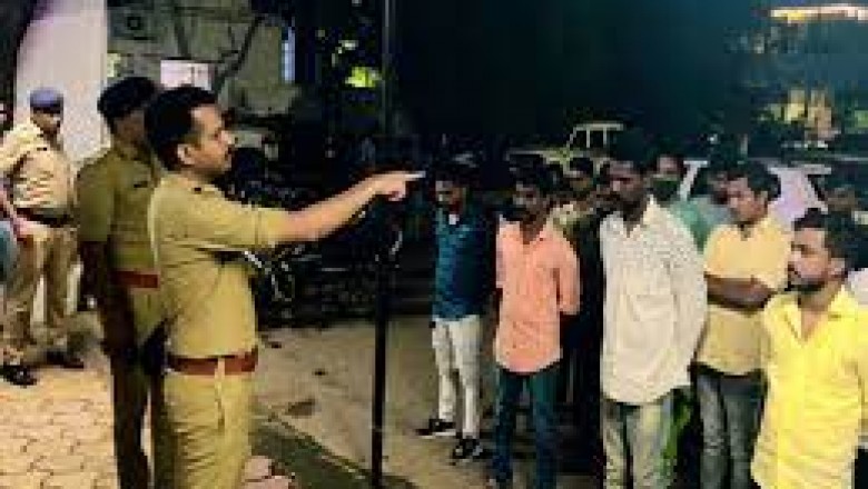 एक्शन मोड़ में पुलिस : थानेदार बोले-कांड किया तो पहले टांगें तोडूं दूंगा थाने में जमा 404 गुंडों को हड़काया