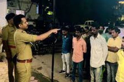 एक्शन मोड़ में पुलिस : थानेदार बोले-कांड किया तो पहले टांगें तोडूं दूंगा थाने में जमा 404 गुंडों को हड़काया
