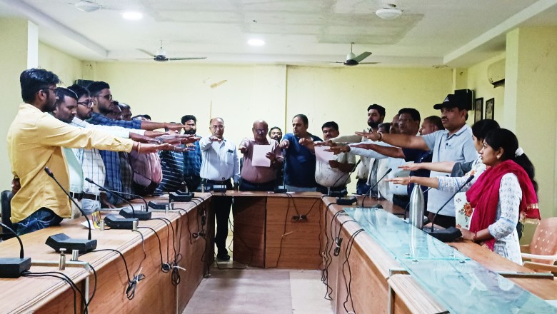 विश्व रक्तदाता दिवस के अवसर पर निगम अधिकारी व कर्मचारियों ने शपथ ली