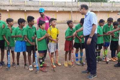 कलेक्टर ने किया खेल गतिविधियों का निरीक्षण