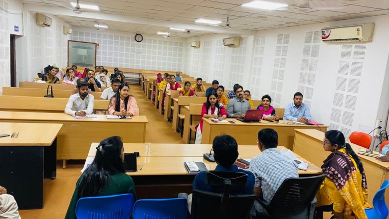 बैठक में सी मार्ट में रखने वाले प्रोडक्ट, पैकेजिंग एवं मार्केटिंग के लिए सीईओ एवं आयुक्त ने महिलाओं को दिए टिप्स, अन्य निकायों के कर्मचारी भी रहे मौजूद