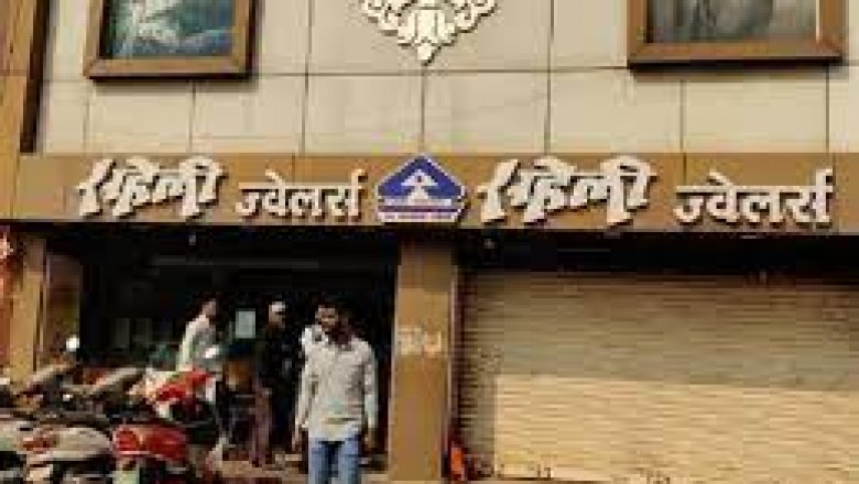 कारोबारियों ने घेर दिया दफ्तर बोले नियमत कार्रवाई करें : ऐसे हिरासत में लेना ठीक नहीं
