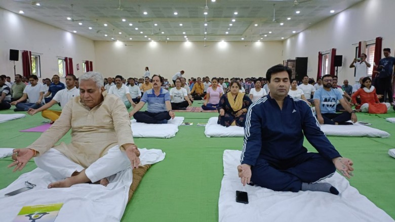 अंतरराष्ट्रीय योग दिवस  जिला स्तरीय कार्यक्रम में ग्रहमंत्री,विधायक, महापौर,कलेक्टर सहित बड़ी संख्या में लोगों ने किया योगाभ्यास: