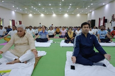 अंतरराष्ट्रीय योग दिवस  जिला स्तरीय कार्यक्रम में ग्रहमंत्री,विधायक, महापौर,कलेक्टर सहित बड़ी संख्या में लोगों ने किया योगाभ्यास: