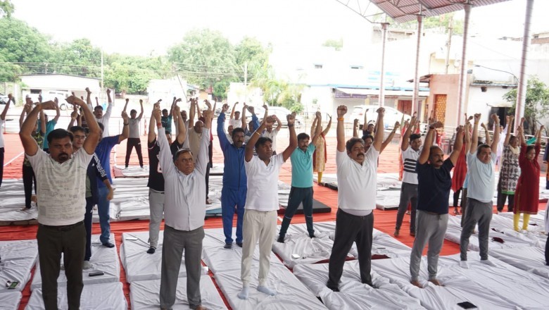 अंतर्राष्ट्रीय योग दिवस पर सत् विजय ऑडिटोरियम में महापौर नीरज पाल एवं निगम आयुक्त प्रकाश सर्वे सहित महापौर परिषद के सदस्य, पार्षद एवं निगम के अधिकारी/कर्मचारियों ने सीखें योग के गुर