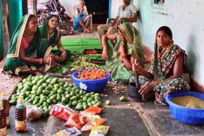 महिला समूह ने बनाए आम के स्वादिष्ट अचार