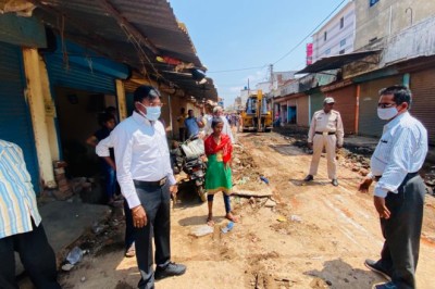 सुपेला लक्ष्मी मार्केट में दूसरे दिन भी नालियों से हटाया गया अतिक्रमण, निगम आयुक्त प्रकाश सर्वे ने निरीक्षण कर लिया जायजा