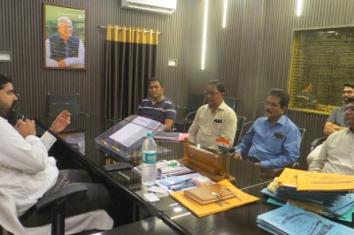 वर्षा ऋतु में संक्रामक बीमारी की रोकथाम के लिये आयुक्त ने ली जल एवं स्वास्थ्य विभाग की बैठक
