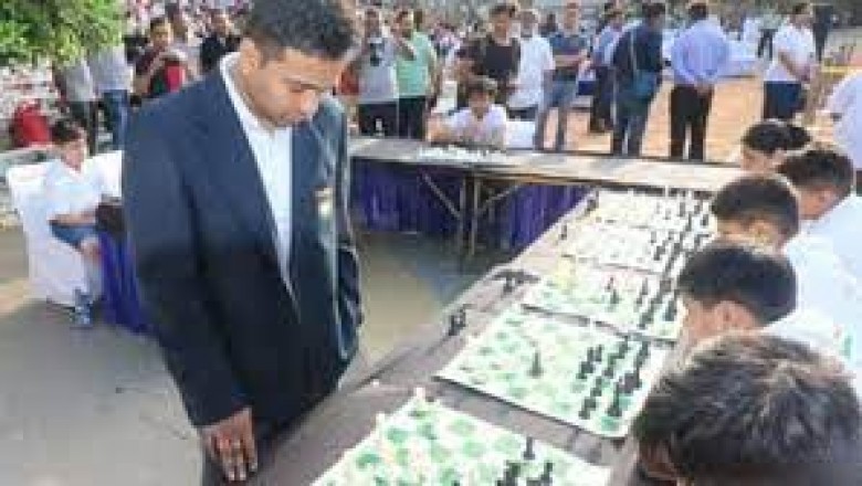 चंडीगढ़ पहुंची शतरंज ओलंपियाड की मशाल, प्रशासक बनवारीलाल पुरोहित ने रिले ग्रैंडमास्टर को सौंपी