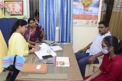 शासकीय आयुष पॉलीक्लीनिक में मरीजों का नि:शुल्क किया जा रहा आयुर्वेदिक उपचार