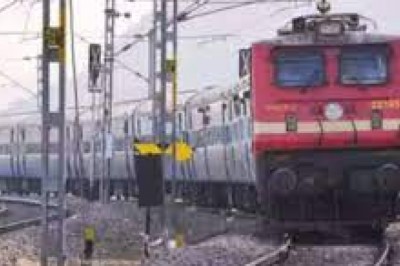 शिवनाथ एक्सप्रेस का कोच पटरी से उतरा : डोंगरगढ़ रेलवे स्टेशन पर देर रात हादसा, DRM पहुंचे
