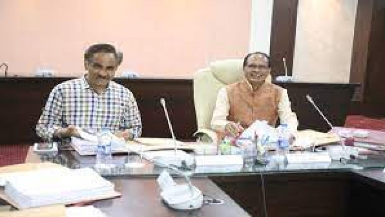 आरोन गोलीकांड में शहीद पुलिसकर्मियों के परिजनों को मिलेगी एक-एक करोड़ की अनुग्रह सहायता, उज्जैन और बुधनी में चिकित्सा महाविद्यालय की स्वीकृति