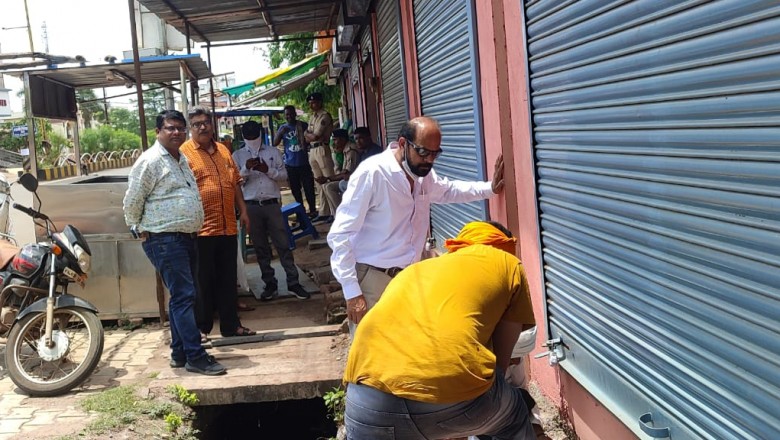 कमला कालेज के पास मुख्यमंत्री स्वावलंबन योजनांतर्गत निर्मित दुकानो में अनाधिकृत कब्जारत 9 दुकानों में निगम ने की सील बंद