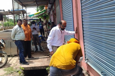 कमला कालेज के पास मुख्यमंत्री स्वावलंबन योजनांतर्गत निर्मित दुकानो में अनाधिकृत कब्जारत 9 दुकानों में निगम ने की सील बंद