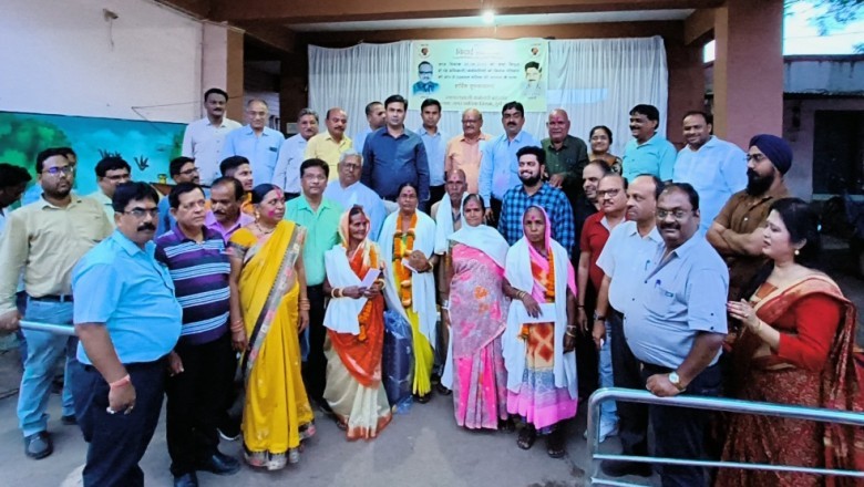 महापौर,प्रभारी आयुक्त एवं सभापति ने सेवानिवृत्त कार्यपालन अभियंता व कर्मशाला अधीक्षक एवं अन्य सेवानिवृत्त कर्मचारियों का शाल श्रीफल भेंटकर किया सम्मान: