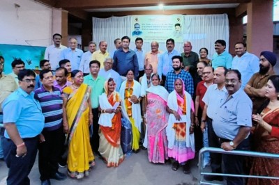 महापौर,प्रभारी आयुक्त एवं सभापति ने सेवानिवृत्त कार्यपालन अभियंता व कर्मशाला अधीक्षक एवं अन्य सेवानिवृत्त कर्मचारियों का शाल श्रीफल भेंटकर किया सम्मान: